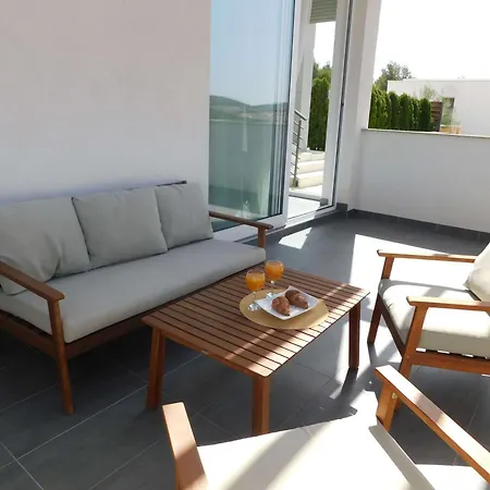 Family Friendly House With A Swimming Pool - 23060