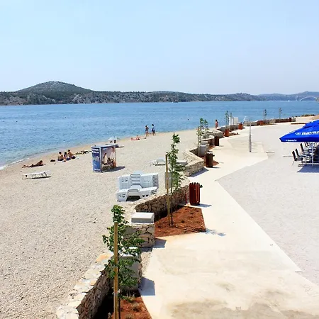 Сasa de vacaciones Family Friendly House With A Swimming Pool - 23060