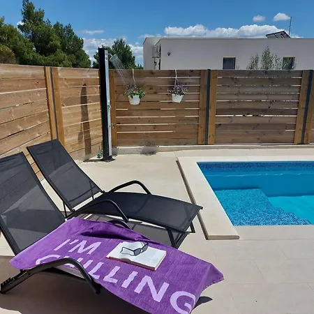 Сasa de vacaciones Family Friendly House With A Swimming Pool - 23060 *