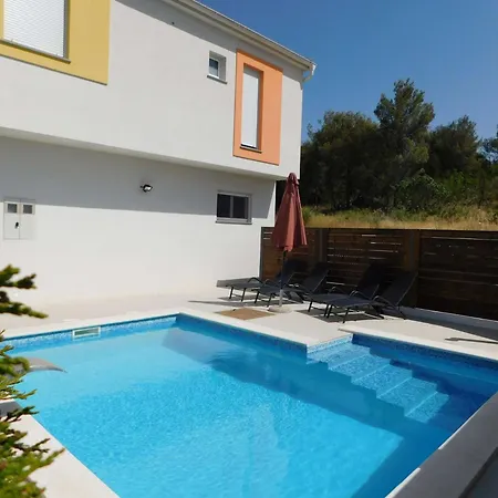 Сasa de vacaciones Family Friendly House With A Swimming Pool - 23060