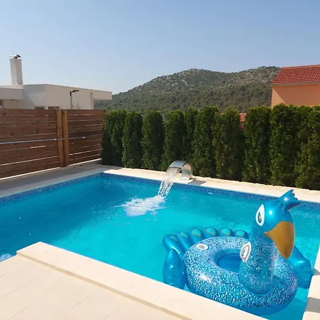 Family Friendly House With A Swimming Pool - 23060 Šibenik