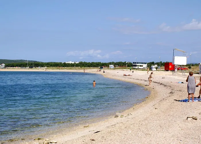 Family Friendly House With A Swimming Pool - 23060 *