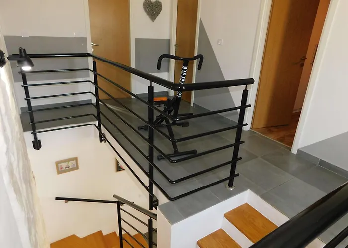 Family Friendly House With A Swimming Pool - 23060 *