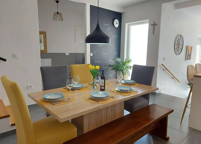 Family Friendly House With A Swimming Pool - 23060 *