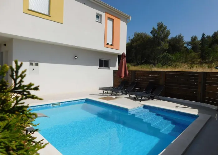 Prázdninový dům Family Friendly House With A Swimming Pool - 23060