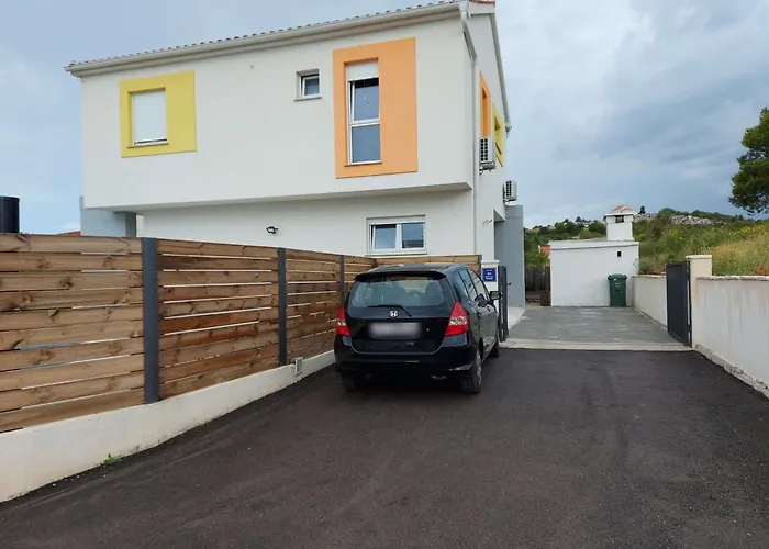 Family Friendly House With A Swimming Pool - 23060 *