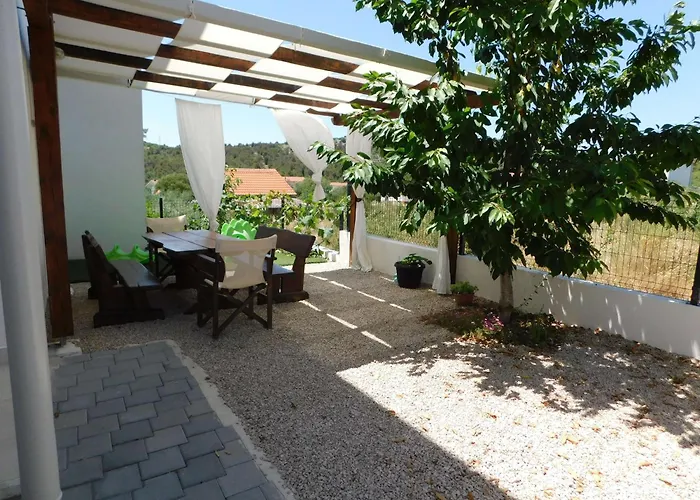 Family Friendly House With A Swimming Pool - 23060