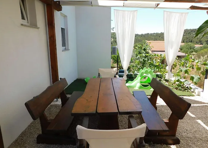 Family Friendly House With A Swimming Pool - 23060